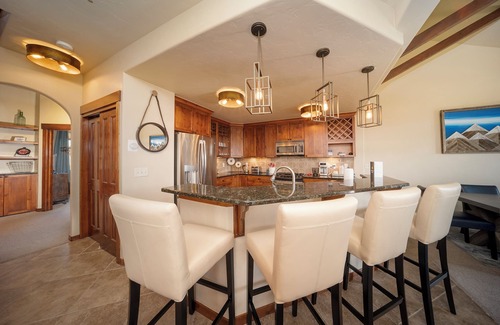 Fraser Condo | Spacious condo w/hot tub & mountain views