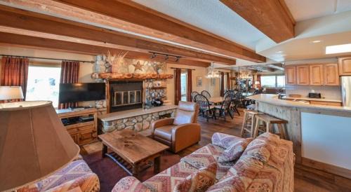 Crested Butte Apartment | Spacious & Cozy Condo With Wood Fireplace condo
