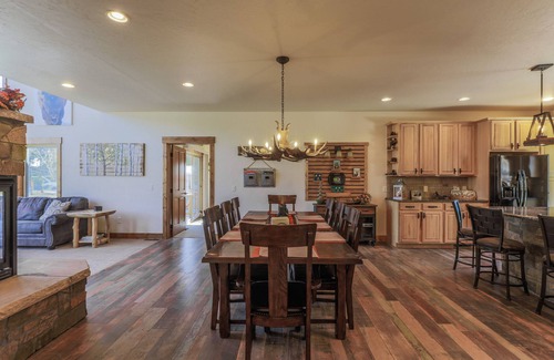 Grand Lake House | Spacious Grand Lake cabin ideal for multigenerational stays with 2 master suites