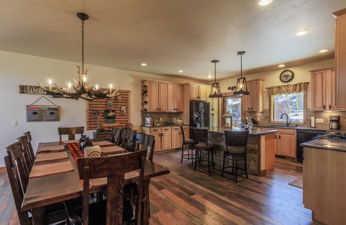 Grand Lake House | Spacious Grand Lake cabin ideal for multigenerational stays with 2 master suites