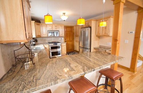 Alma House | Spacious, hot tub, flat driveway access, mountain views, & Starlink internet