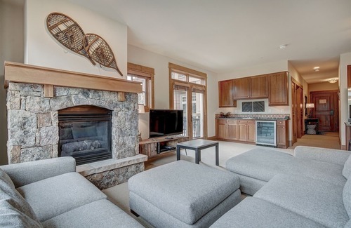 River Run Condo | Spacious Lone Eagle ski-in, ski-out 2BR condo w/pool, hot tubs & mtn views!