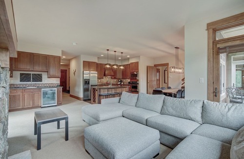 River Run Condo | Spacious Lone Eagle ski-in, ski-out 2BR condo w/pool, hot tubs & mtn views!