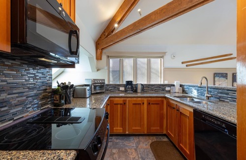 Keystone House | Spacious Luxury Townhome/Pool and Hot Tub Access/Recently Updated