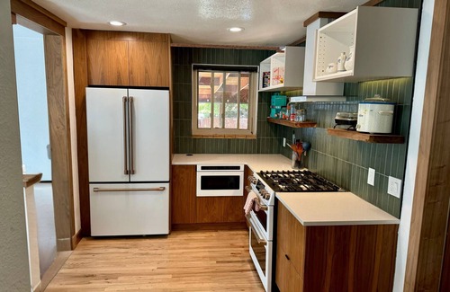 West Highland House | Spacious midmod home 10 min to downtown, Peloton, fire pit, fenced yard
