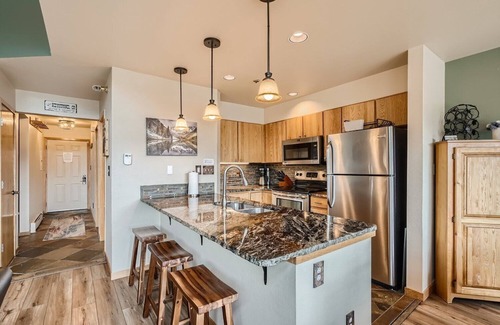 Wildernest Condo | Spacious Mountain Condo with Panoramic Views and Shared Hot Tubs