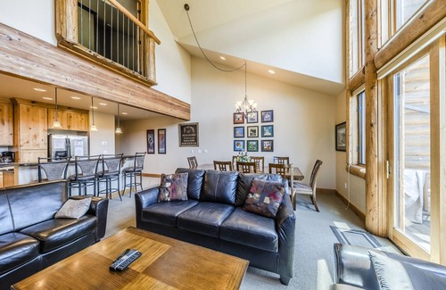 Fraser House | Spacious multi-family town home with GAME ROOM, GREAT VIEWS & PRIVATE HOT TUB