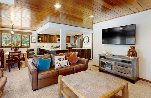 Four O'Clock House | Spacious ski-in/ski-out townhome with shared hot tub/pool/gym - near lifts