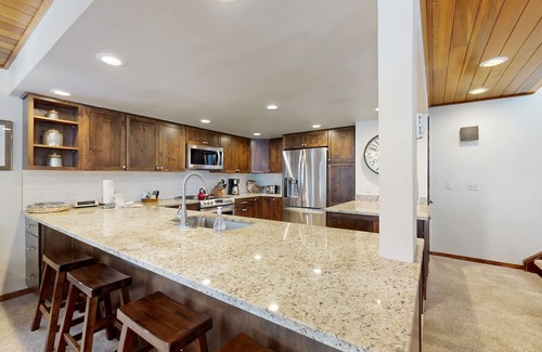 Four O'Clock House | Spacious ski-in/ski-out townhome with shared hot tub/pool/gym - near lifts