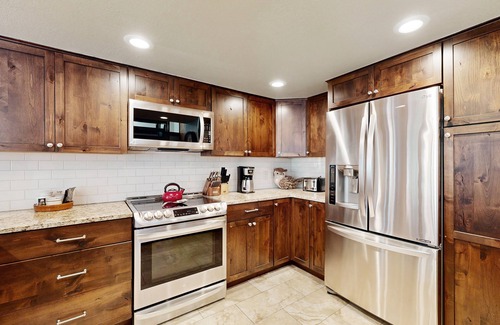 Four O'Clock House | Spacious ski-in/ski-out townhome with shared hot tub/pool/gym - near lifts