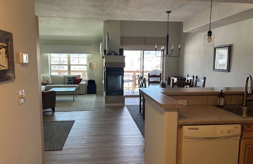 Fraser House | Spacious waterfront home with views and location