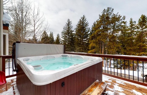 Matterhorn Village House | Spectacular Remodeled 5 Bedroom Matterhorn home w/ Hot Tub and Ski Lockers!