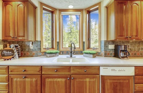 The Highlands House | Stay at Evergreen Lodge, a secluded home with a private hot tub and private ski shuttle.