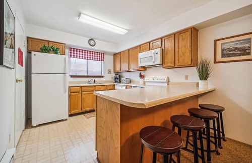 Four O'Clock House | Stay at Winterpoint 20 and walk to the Snowflake Lift and Main Street!