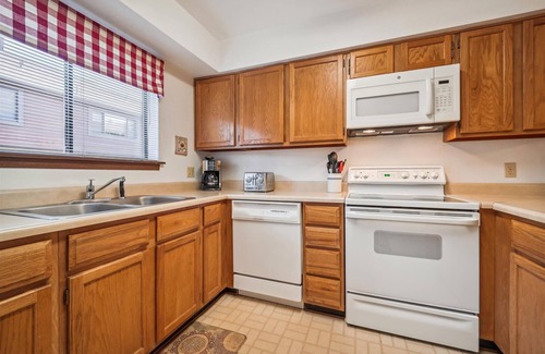 Four O'Clock House | Stay at Winterpoint 20 and walk to the Snowflake Lift and Main Street!
