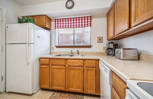 Four O'Clock House | Stay at Winterpoint 20 and walk to the Snowflake Lift and Main Street!