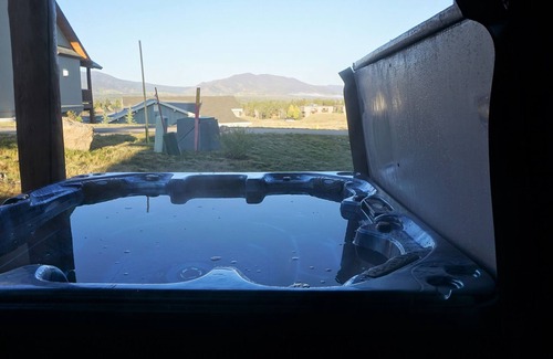 Fraser House | Steam Shower, Hot Tub, ski bus route, heated garage Tesla charger, Mountain View