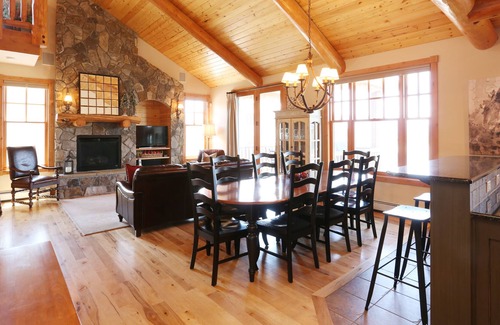 Fraser House | Steam Shower, Hot Tub, ski bus route, heated garage Tesla charger, Mountain View