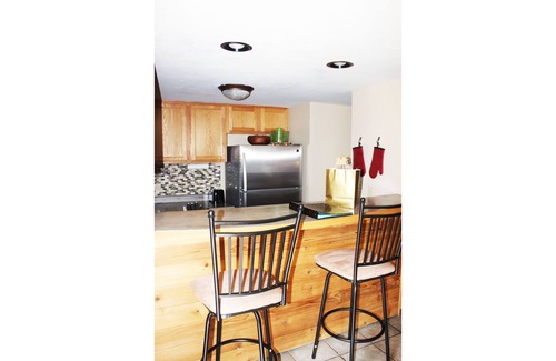 Steamboat Springs Condo | Steamboat Springs Ski Condo Cozy Fireplace Hot Tub 30 NIGHT MIN