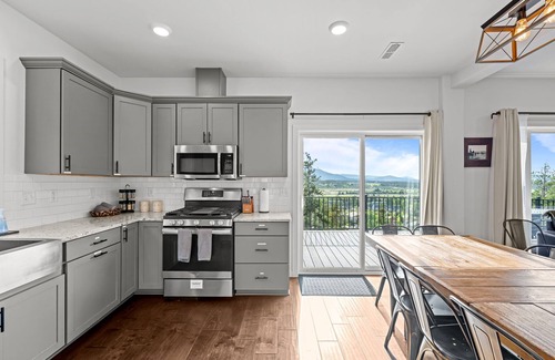 Fraser House | Steps to Bus Loop | Hot Tub | Decks | Grill | Group Getaway Ready