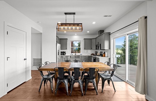 Fraser House | Steps to Bus Loop | Hot Tub | Decks | Grill | Group Getaway Ready