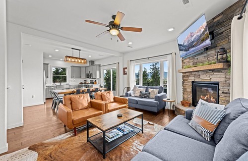Fraser House | Steps to Bus Loop | Hot Tub | Decks | Grill | Group Getaway Ready
