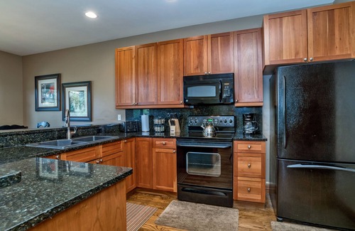 The Highlands House | Stunning Ski Home with Mtn Views, Complimentary Shuttle to Breck, Highly Rated!