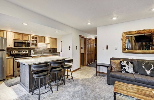Warrior's Mark Condo | Stylish and convenient to town and the slopes! Lances West 11
