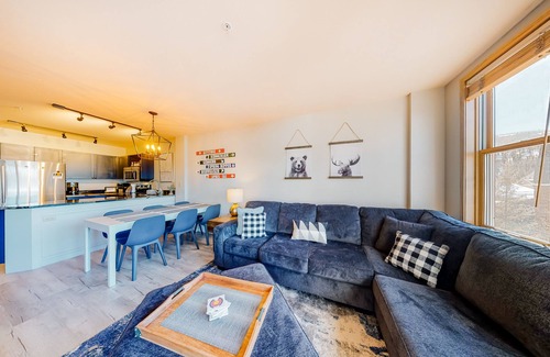 River Run Condo | Stylish & Bright Mountain Getaway W/Shared Pool/Hot Tubs - Walk to Lifts