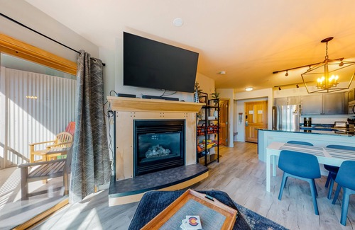 River Run Condo | Stylish & Bright Mountain Getaway W/Shared Pool/Hot Tubs - Walk to Lifts