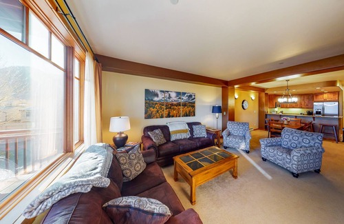 Frisco Condo | Stylish Condo w/Mountain View, Shared Hot Tub, Free WiFi, Elevator - Near Skiing