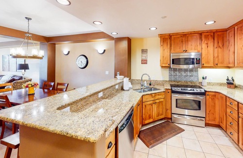 Frisco Condo | Stylish Condo w/Mountain View, Shared Hot Tub, Free WiFi, Elevator - Near Skiing
