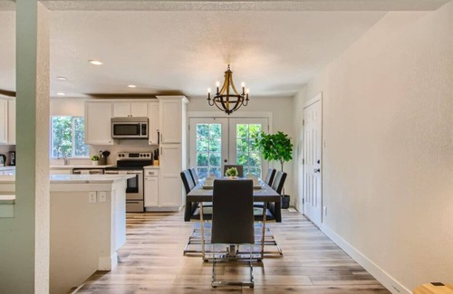 Alta Vista Area House | Stylish Five Bedroom w/outdoor Badminton Court