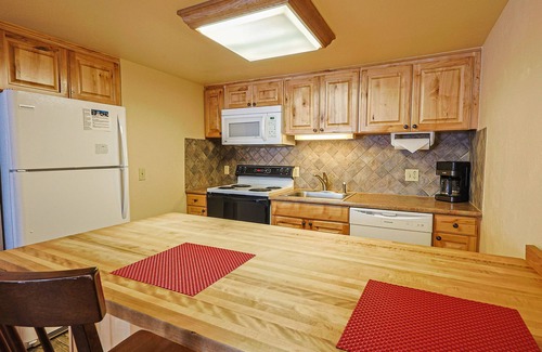 Copper Mountain Village Condo | Summit House Short Walk to Skiing, Covered Parking Balcony w/Panoramic Views