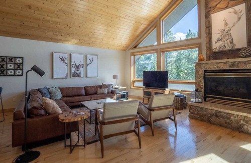 Sunset Ridge House | Sunrise, gorgeous large home with Hot Tub and Pool Table near Devils Thumb Ranch, 4/3 - Sleeps 10