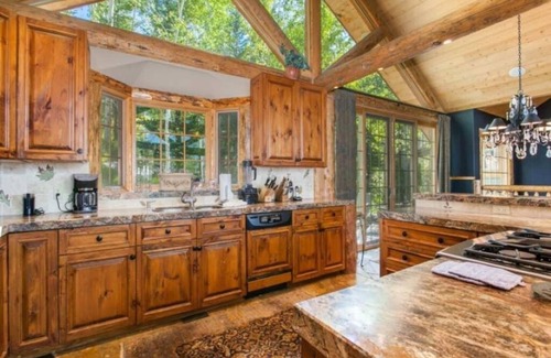 Snowmass Village House | Tall Timbers Lodge - Mountain Chic! 7-10 Minute Walk to Ski