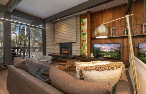 Warrior's Mark House | Tamarisk MidCentury Modern Walk To Main Street And Slopes