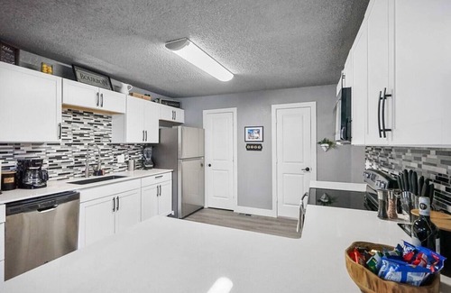 West Colorado Springs House | The Autumn House · 3BR· Hot Tub·Yard·Pet Friendly·10 Mins to Garden of the Gods!