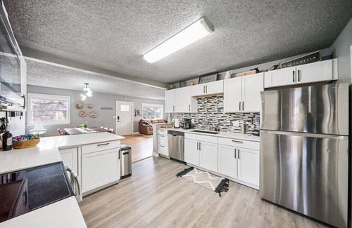 West Colorado Springs House | The Autumn House · 3BR· Hot Tub·Yard·Pet Friendly·10 Mins to Garden of the Gods!