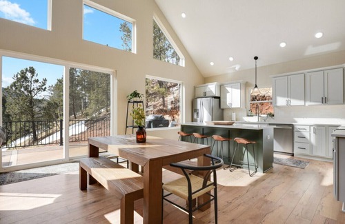 Rainbow Valley Apartment | The Bear`s Den- Family Friendly