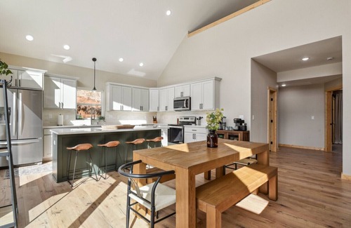 Rainbow Valley Apartment | The Bear`s Den- Family Friendly