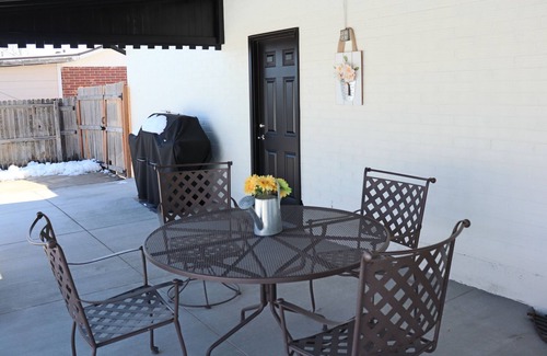 Montbello House | The Farmhouse | Centrally Located | Clean |
