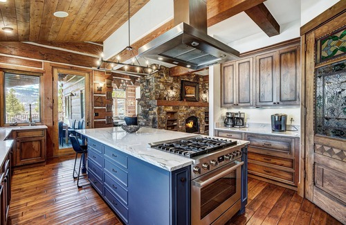 Braddock Hill House | The Lodge at Stoney Ridge – A Mountain Mansion with Amazing Views, Private Hot Tub & Patio!