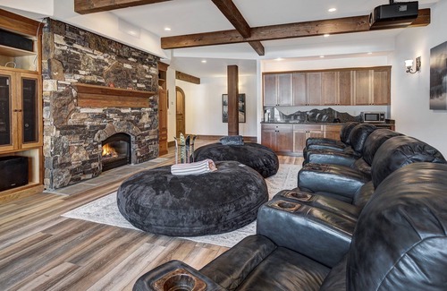 Braddock Hill House | The Lodge at Stoney Ridge – A Mountain Mansion with Amazing Views, Private Hot Tub & Patio!