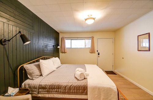 Leadville Apartment | The Old Tale Inn - King room w/ Hot Tub