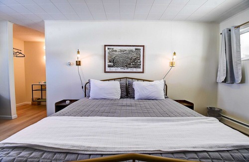 Leadville Apartment | The Old Tale Inn - King room w/ Hot Tub