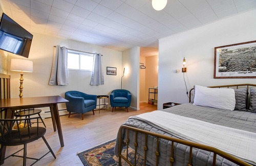 Leadville Apartment | The Old Tale Inn - King room w/ Hot Tub