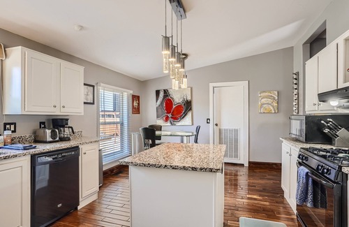 Lakewood House | “ The Perfect Spot” In the heart of the city!