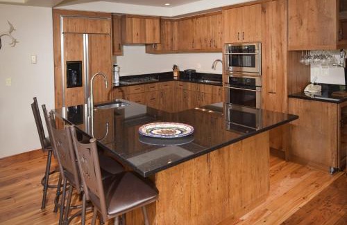 Beaver Creek Apartment | The Pines 401