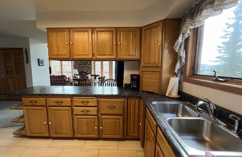Crested Butte House | This cozy budget & pet friendly house is located right near the ski base area